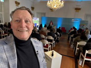 Pflegepolitik: proindividuum nimmt an Diskussionsveranstaltung teil