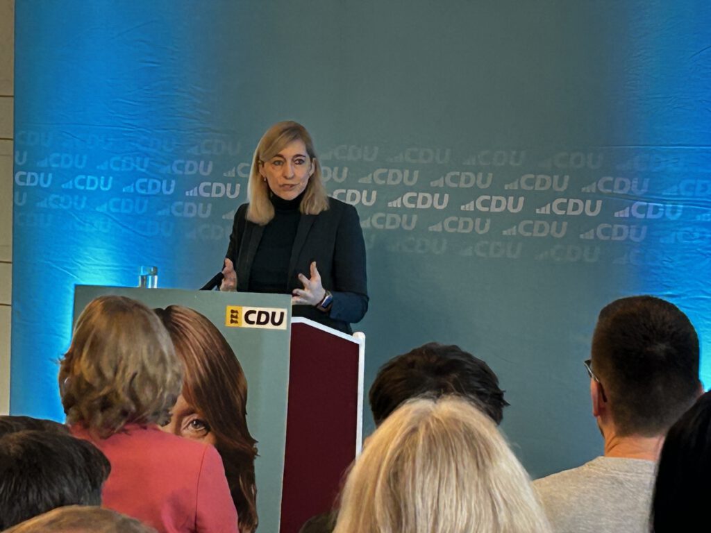 Nina Warken, Bundesgesundheitsministerin, im Dialog mit Pflegeexperten und Politik