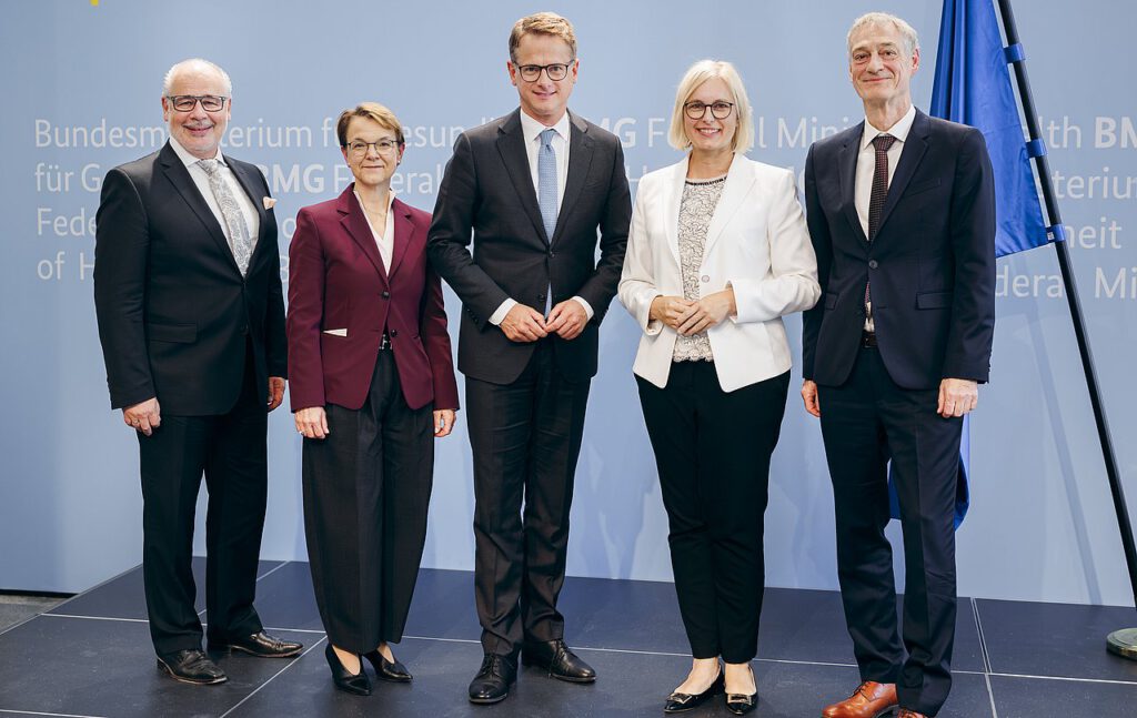 Pflegeneuordnungsgesetz auf den Weg gebracht: Bundesgesundheitsminister Dr. Carsten Linnemann mit seinen (Parlemantarischen) Staatssekretären: Bundesgesundheitsminister Dr. Carsten Linnemann mit seinen Parlamentarischen Staatssekretären Dr. Georg Kippels (li.) und Dr. Christiane Schenderlein (2. v. re.) und den Staatssekretären des Hauses Christian Luft (re.) und Katja Kohfeld (2. v. li.). Quelle: BMG/Xander Heinl